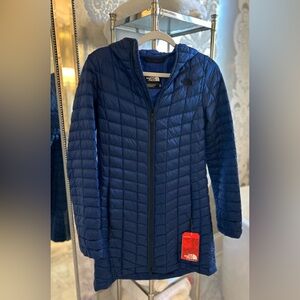 NWT NORTH FACE WOMEN’S THERMABALL SLIM FIT SIZE M BRIT BLUE COAT/ JACKET.